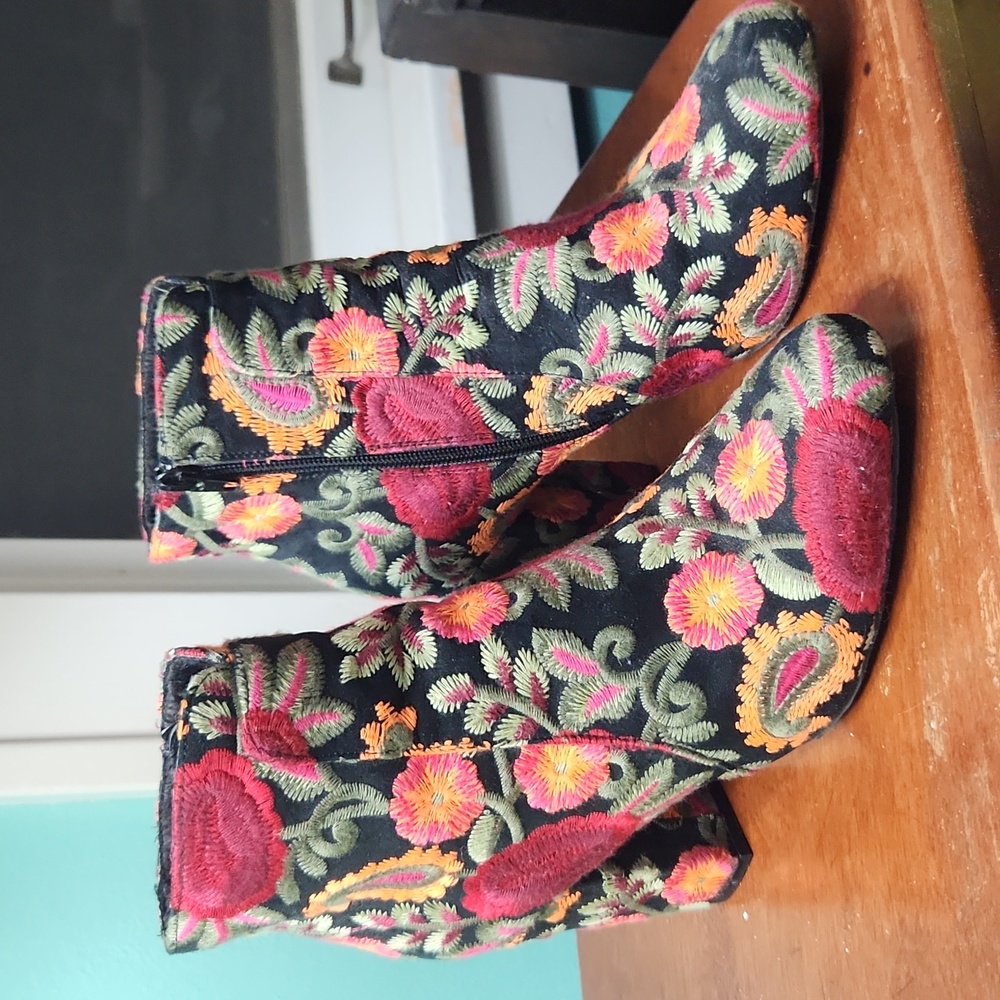 Mia brand ankle boot,  size 9.5, multi color